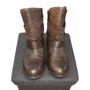 GB Gianni Bini Brown Ankle Boots Size 9M Studded Strap Western Style Low Heel
